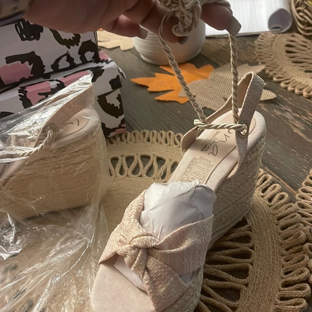 These tie up platform sandals size 8.5 on beige boho style
